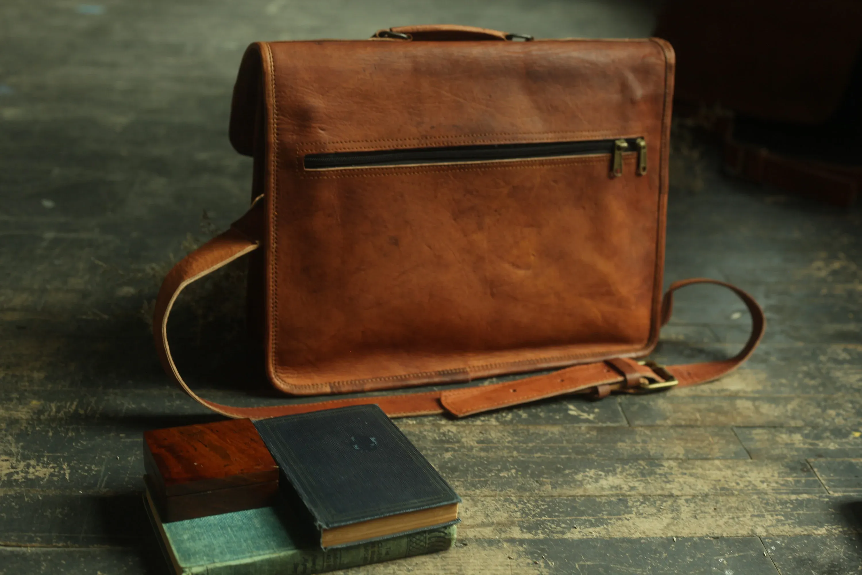 Elegant Leather Messenger Bag | Premium Quality, Sleek Design for Professionals