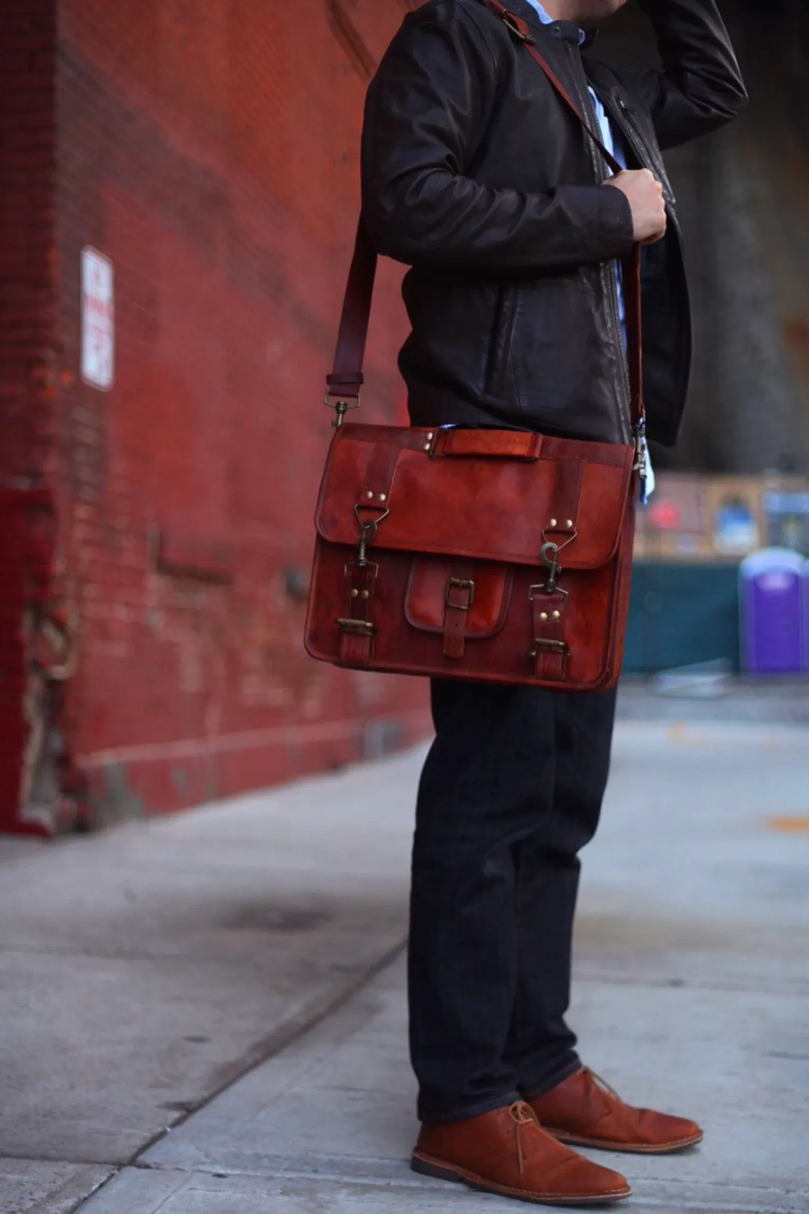 Elegant Leather Messenger Bag | Premium Quality, Sleek Design for Professionals