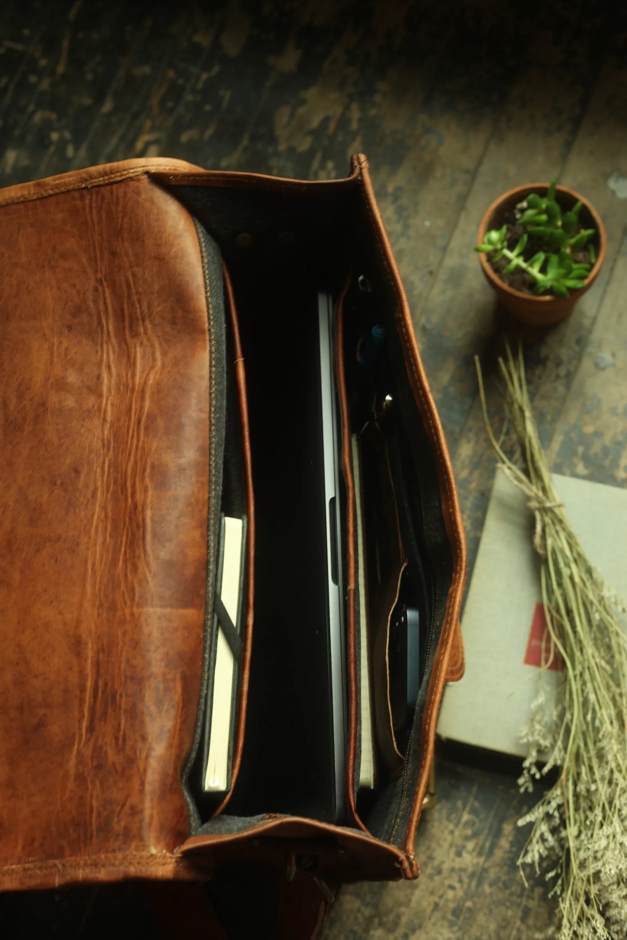 Elegant Leather Messenger Bag | Premium Quality, Sleek Design for Professionals